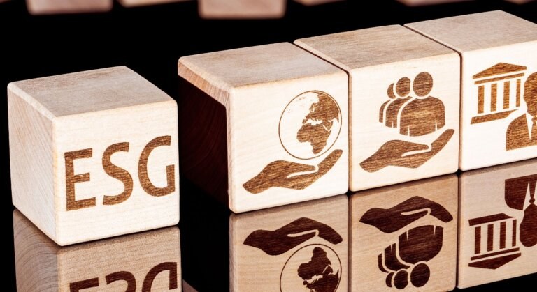 Cubi ESG che simboleggiano la sostenibilità aziendale nelle consulenze a Treviso